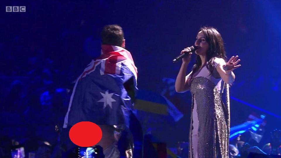 Vitalii Sediuk mostra a bunda durante performance de Jamala no Eurovision 2017