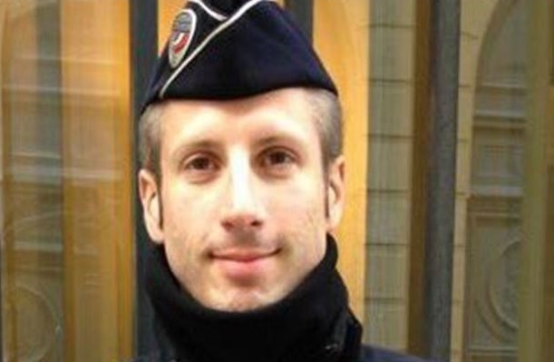 Policial morto em atentado na Champs-Élysées era gay e ativista LGBT
