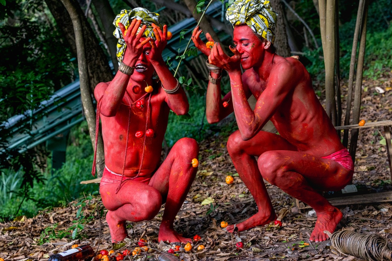 Espetáculo Xica!, do Coletivo das Liliths, mostra história da primeira travesti não-índia do Brasil