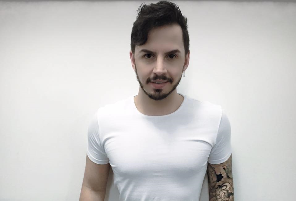 Youtuber gay e cristão Artur Vieira estreará programa De Volta ao Reino da Rede Brasil de Televisão