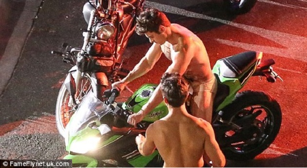 Zac Efron sem roupa nas filmagens de 'Dirty Grandpa' e seu dublê de bumbum na cena em que ele vai aparecer de bunda de fora, pelado