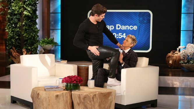 Zac Efron surge de calça de couro colada, skinny, e rebola no programa de Ellen DeGeneres