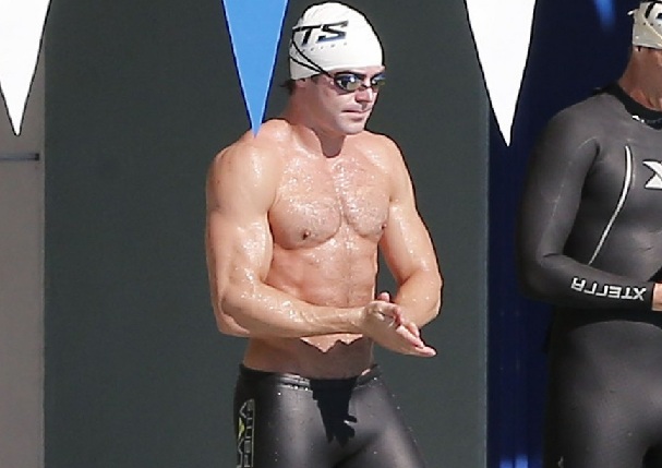 Zac Efron é clicado de lycra, com peito nu, tomando aulas para o filme Baywatch