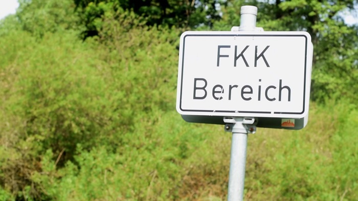 Placa indicando área naturista, de nudez, na Alemanha: FKK