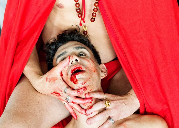 Maicke Ferreira, da Cia. Os Hypócritas, na peça 'O Pobre, a Podre e os Perversos ou o Estratagema do Amor', no Teatro do Ator em São Paulo