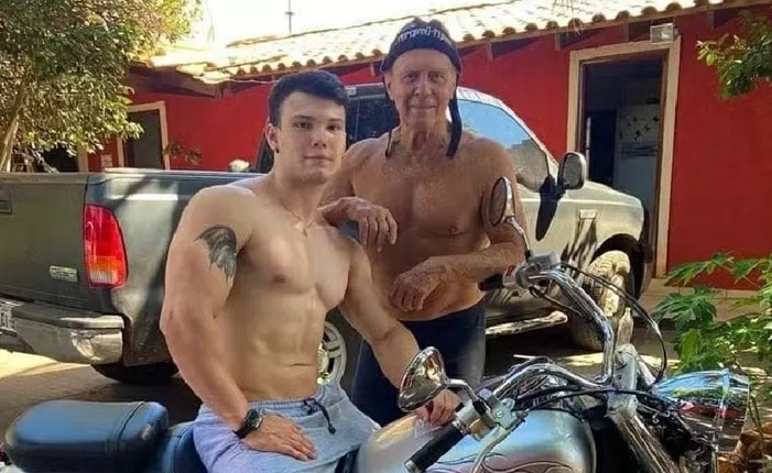 David Cardoso comemora ensaio pelado do filho caçula Oswaldo Cardoso