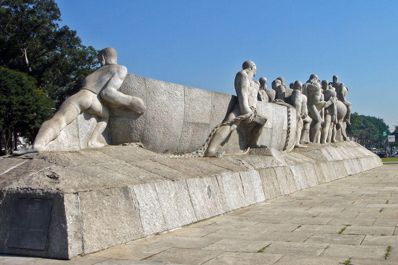 O Monumento às Bandeiras, de Victor Brecheret, fica no Parque Ibirapuera