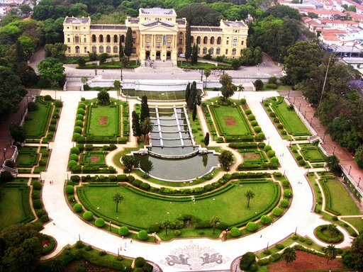 Museu do Ipiranga (Museu Paulista) e o jardim em estilo francês no Parque da Independência