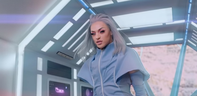 Pabllo Vittar lança clipe de Buzina