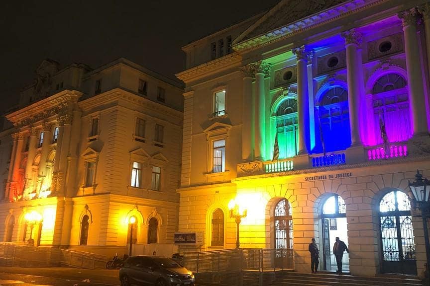 Secretaria de Justiça de São Paulo com cores arco-íris: orgulho gay