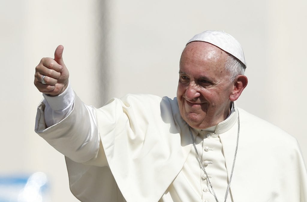 Papa Francisco ajuda travestis brasileiras em Roma