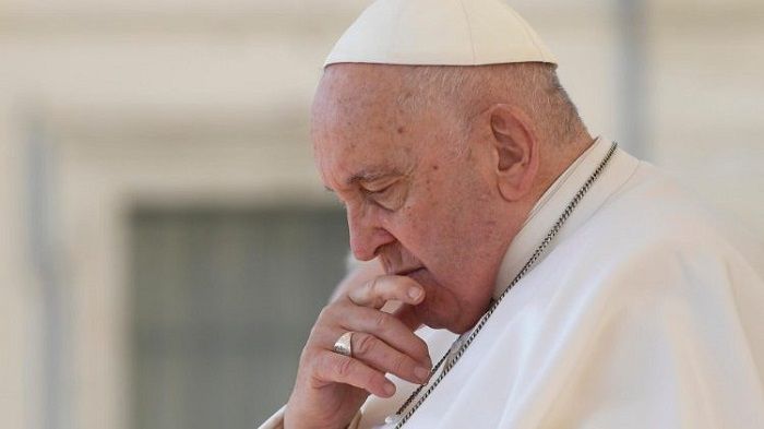 Papa Francisco aceita renúncia de bispo após orgia gay