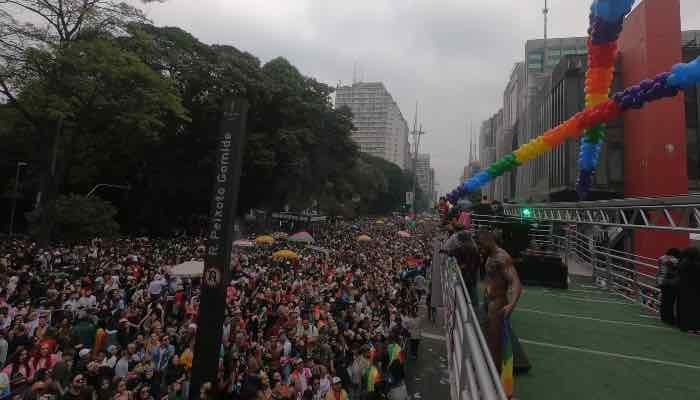 Parada LGBT de SP em 2022 recebeu mais héteros que bissexuais e lésbicas