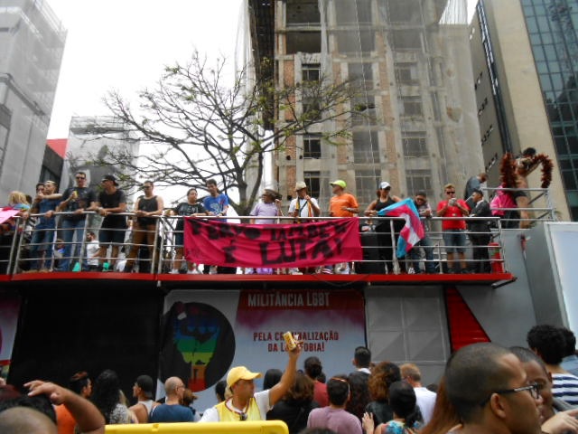 20ª Parada do Orgulho LGBT de São Paulo: confira imagens e fotos de cartazes de protestos na Avenida Paulista