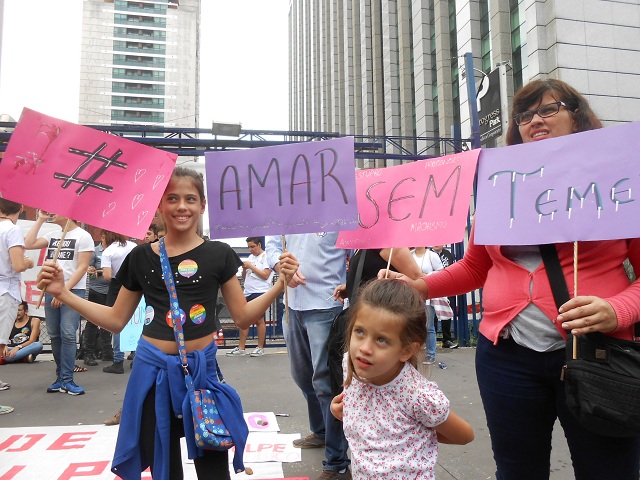 20ª Parada do Orgulho LGBT de São Paulo: confira imagens e fotos de cartazes de protestos na Avenida Paulista