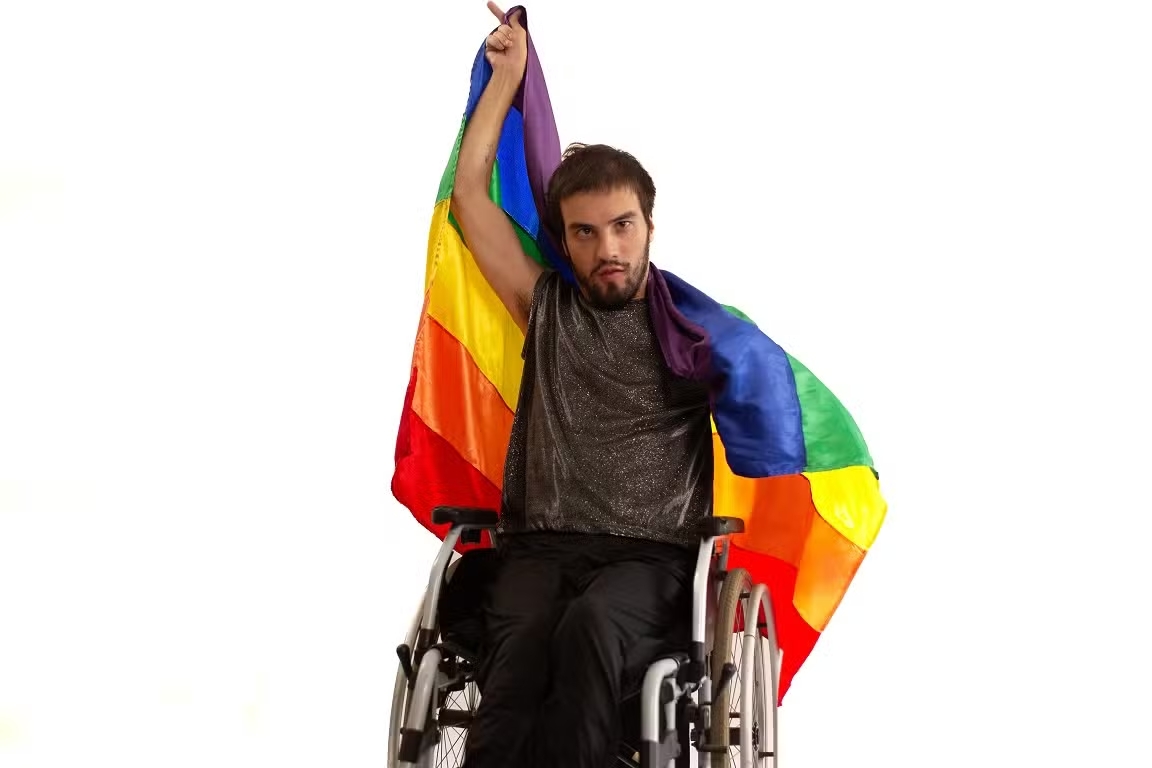 Pedro Fernandes: ator gay com deficiência quebra barreiras em Dona de Mim