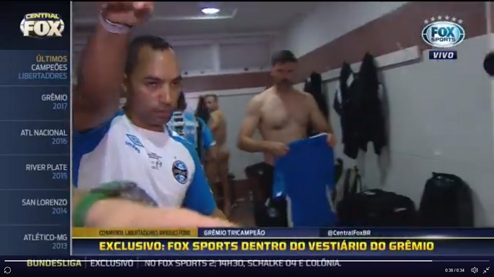 Jogadores do Grêmio são mostrados pelados de bunda de fora no vestiário