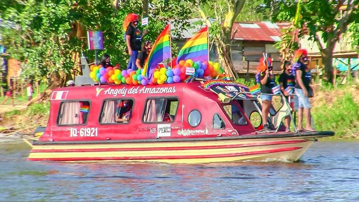 Parada LGBT de Iquitos, no Peru, é realizada sob as águas