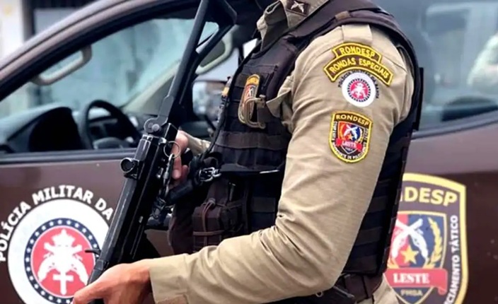 Policial militar é flagrado pela mulher na cama com garoto de programa