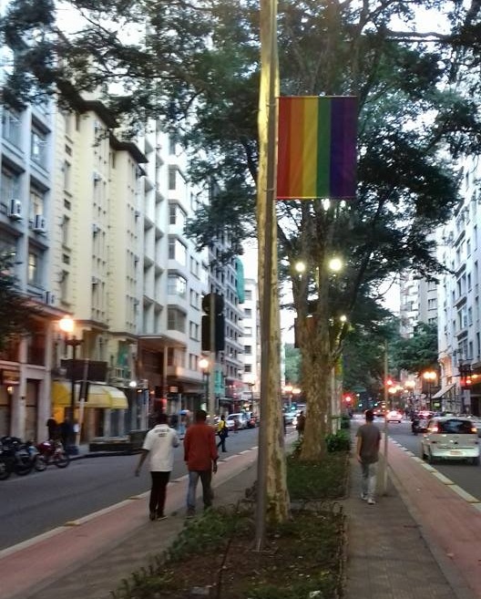 Prefeitura coloca bandeiras arco-íris na Av. Vieira de Carvalho e Largo do Arouche para celebrar orgulho LGBT 