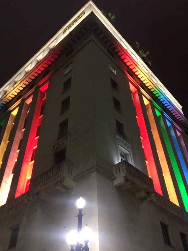 Prédio da Prefeitura de São Paulo ganha as cores arco-íris