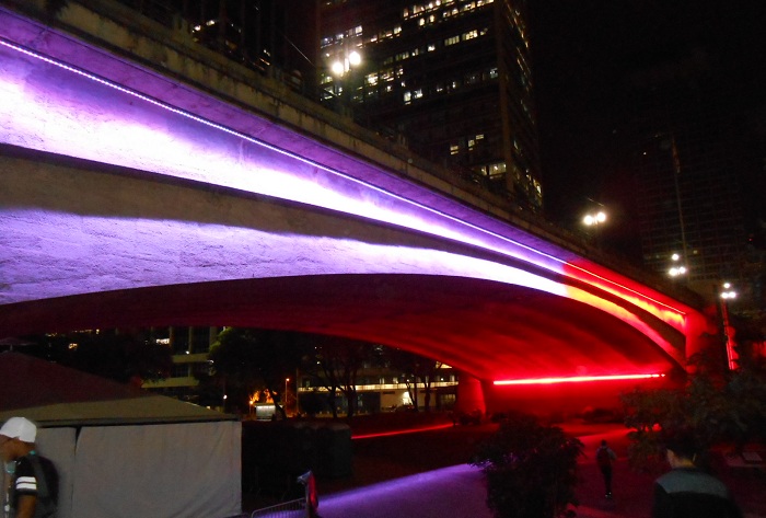 Prefeitura de São Paulo ilumina Viaduto do Chá para celebrar orgulho gay e LGBT