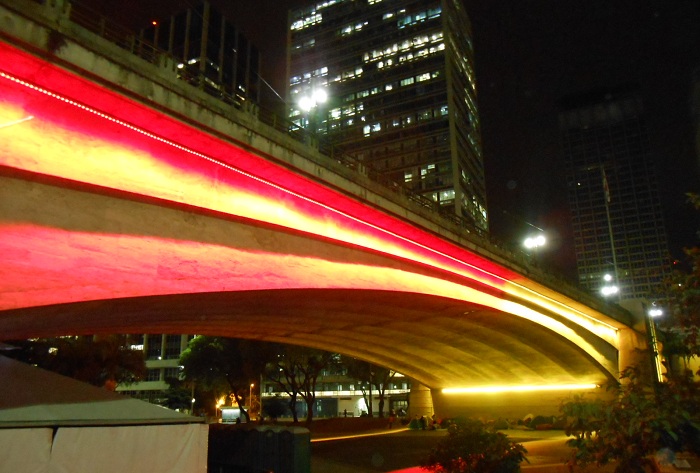 Prefeitura de São Paulo ilumina Viaduto do Chá com cores do arco-íris para celebrar orgulho gay e LGBT
