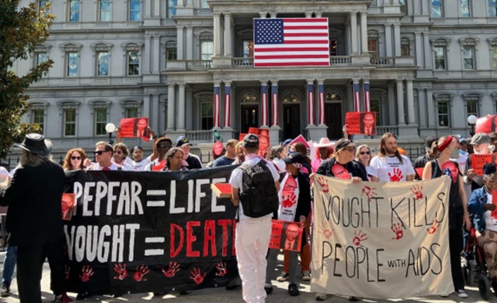 Ativistas são presos nos EUA por protesto contra corte de gastos para HIV