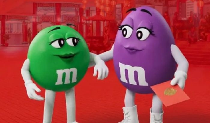 Chocolate M&M's aposenta personagens lésbica e obesa