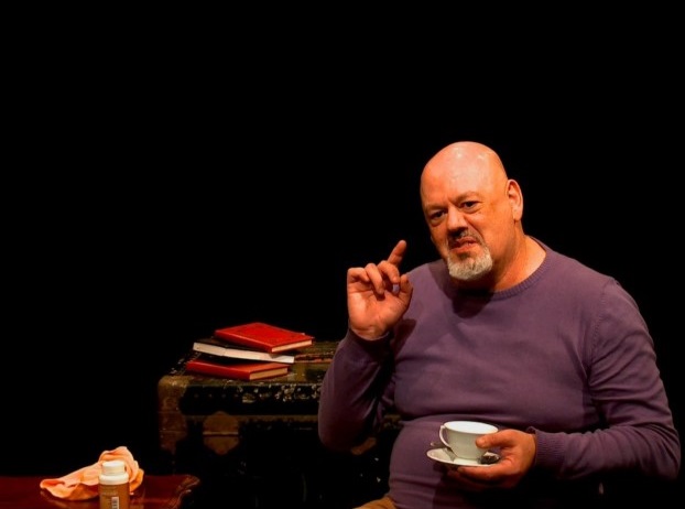 Ricardo Brighi: peça sobre solidão do gay idoso cumpre temporada em São Paulo no Giostri Teatro