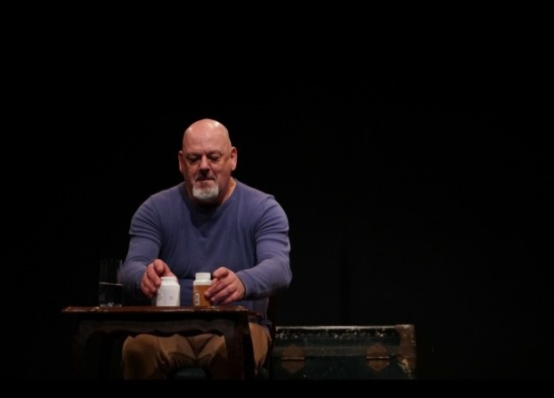 Ricardo Brighi, em cena da peça sobre solidão do gay idoso no Giostri Teatro