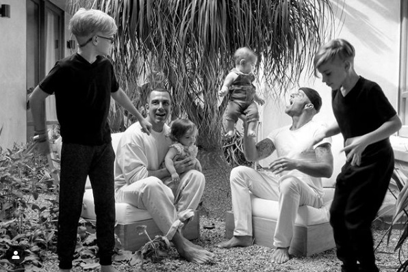 Ricky Martin posa pela primeira vez com a família completa