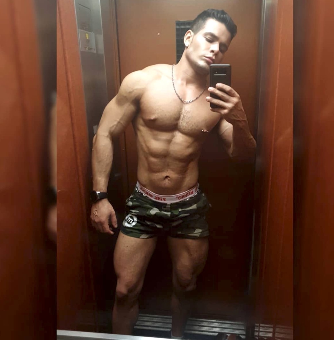 Ator gay Rico Marlon diz que é censurado no Instagram por homofobia