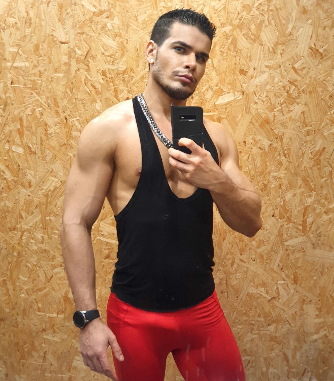 Ator gay Rico Marlon diz que é censurado no Instagram por homofobia