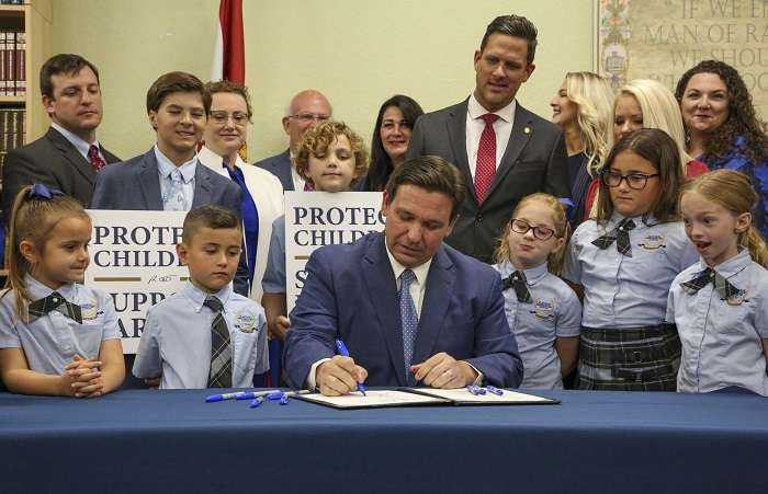 Governador da Flórida sanciona lei que proíbe falar de gays, bissexuais e trans nas escolas
