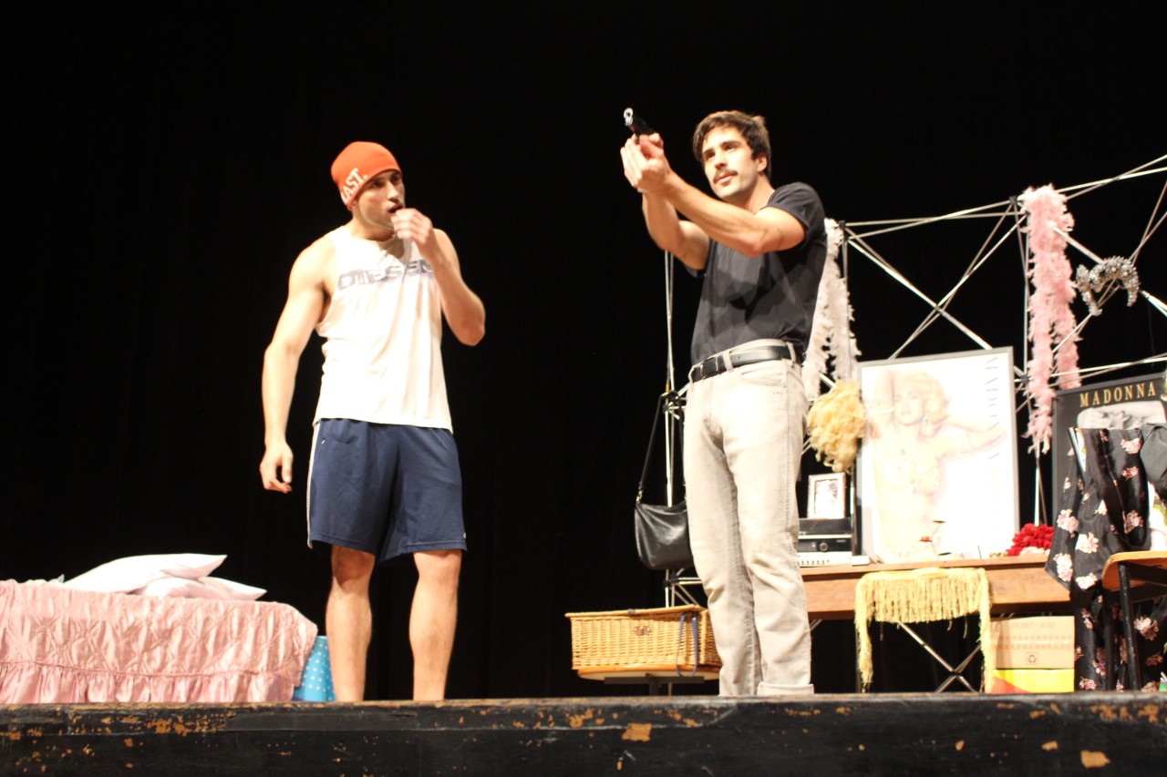 Cleber Batista e Ferrucchio Cornacchia na peça gay Sabe Quem Dançou?, no Teatro Paiol Cultural