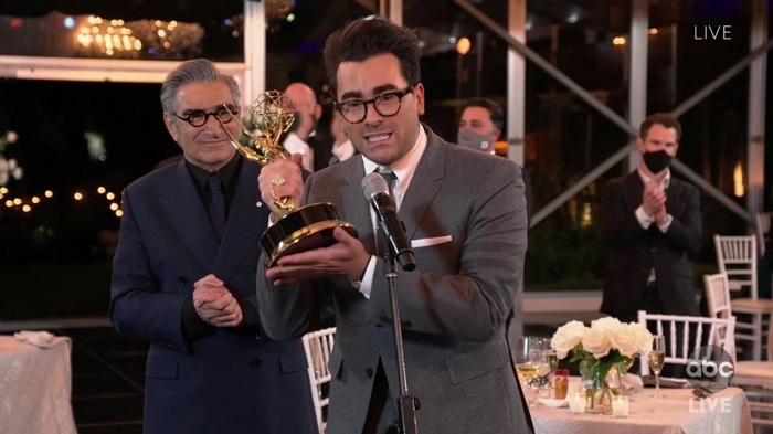 Gay assumido, Dan Levy leva 4 Emmys no mesmo ano por Schitt's Creek em 2020