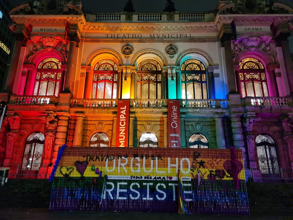 Theatro Municipal ganha cores do orgulho gay