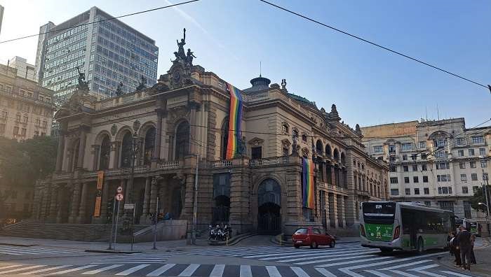 Theatro Municipal de São Paulo retira as bandeiras LGBT