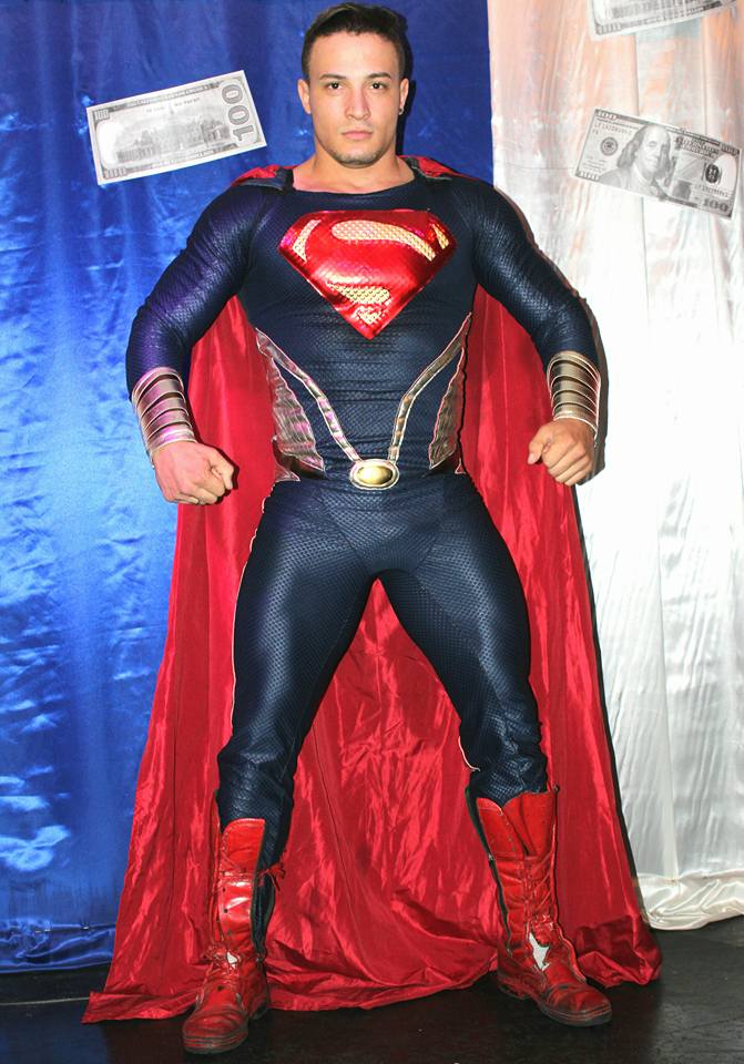 Strippers na Thermas Lagoa se fantasiam de super-heróis