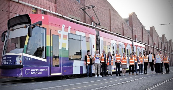 VLT gay na Austrália: tram se colore de arco-íris em Melbourne