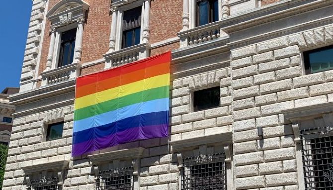 Vaticano: Embaixada dos Estados Unidos hasteia bandeira do orgulho LGBT arco-íris