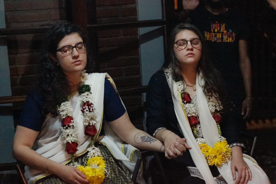 Casal lésbico brasileiro é 1º no mundo a se unir sob preceito Hare Krishna  - Guia Gay São Paulo