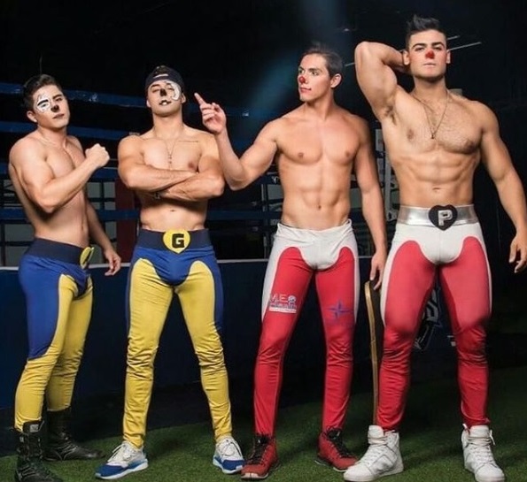 Wapayasos: super-heróis palhaços exibem corpos sarados e conquistam público gay