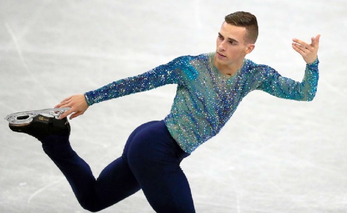 Que bunda! Adam Rippon posa pelado para revista