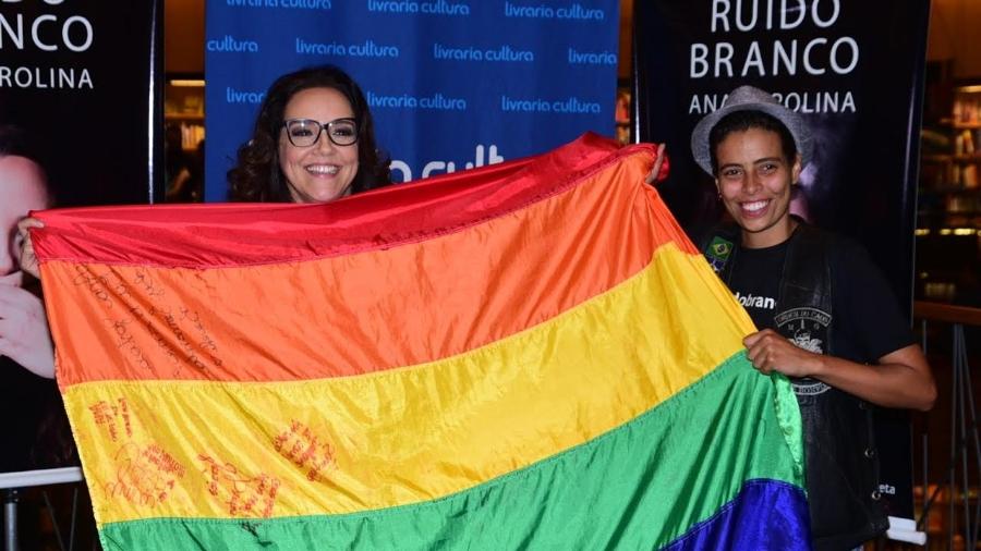 Ana Carolina estende bandeira LGBT em noite de autógrafos