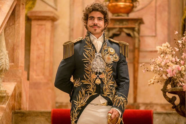 Caio Castro usa cueca especial para esconder volume em novela