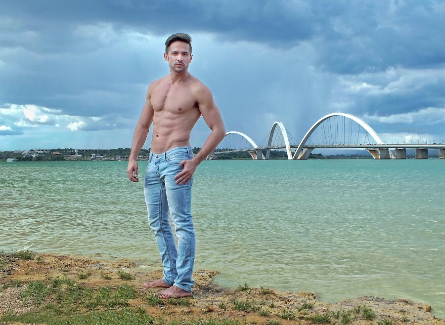 Modelos de Brasília posam para calendário em ajuda à luta contra HIV