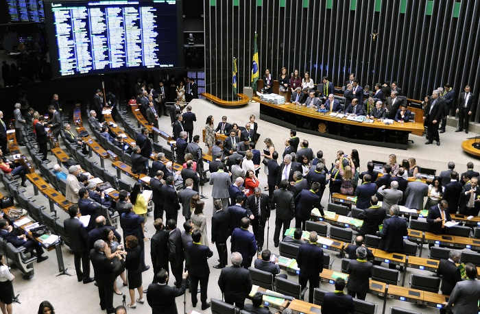 Deputados fazem projeto para anular nome social de trans 