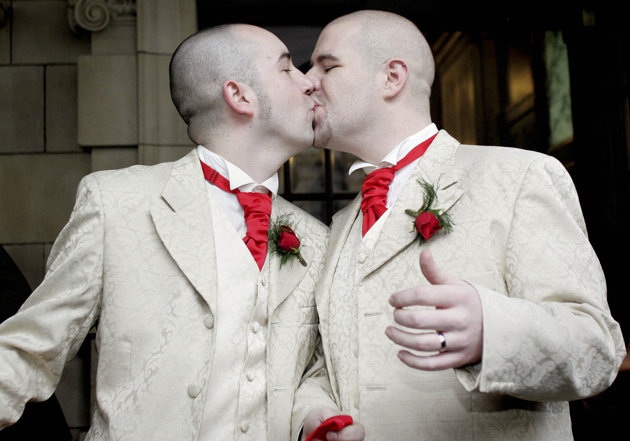 Bispos da Igreja de Gales votam a favor do casamento gay